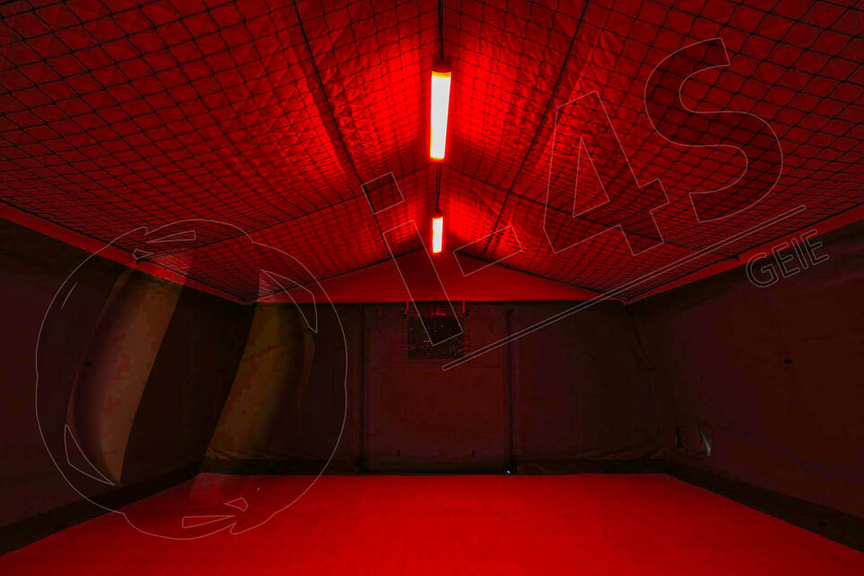 Intérieur de tente I-4S en éclairage rouge