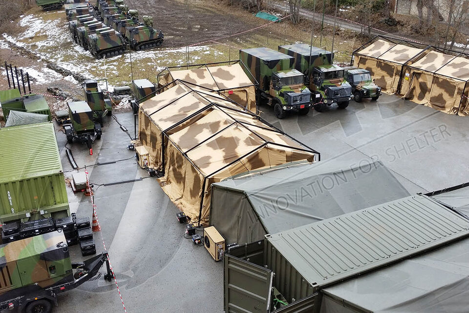 Vue aérienne d'un poste de commandement de brigade composé d'abris I-4S raccordés