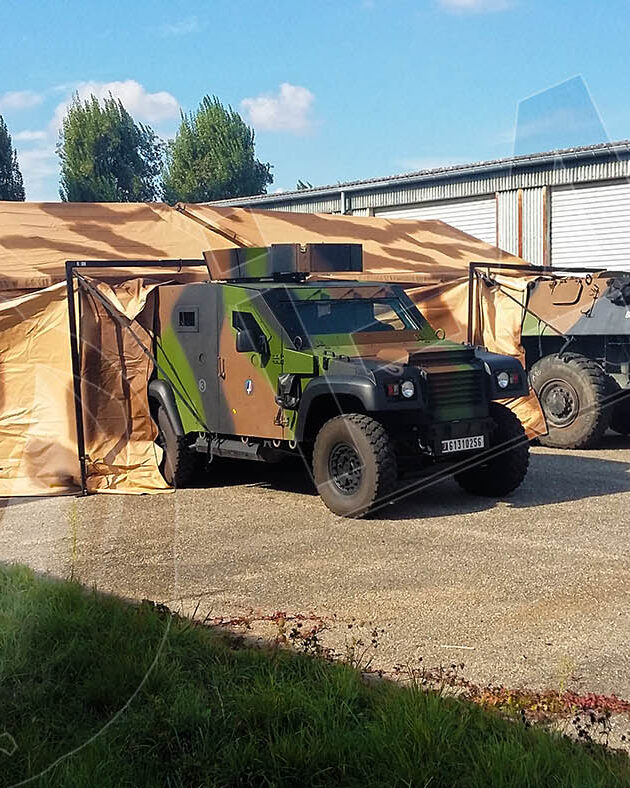 Véhicule blindé de l'armée française raccordé directement à un abri I-4S