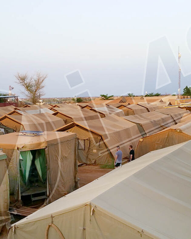 Camp I-4S déployé en zone aride : alignement de modules raccordés