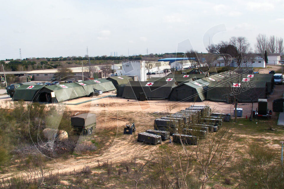 Campement d'abris I-4S déployé sur un terrain