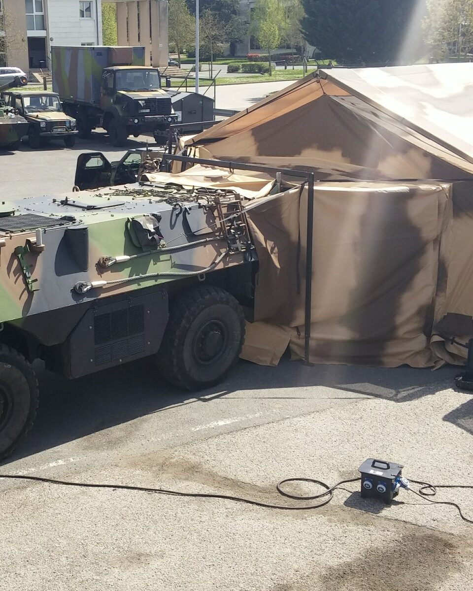 Véhicule blindé de l'armée française raccordé directement à un abri I-4S